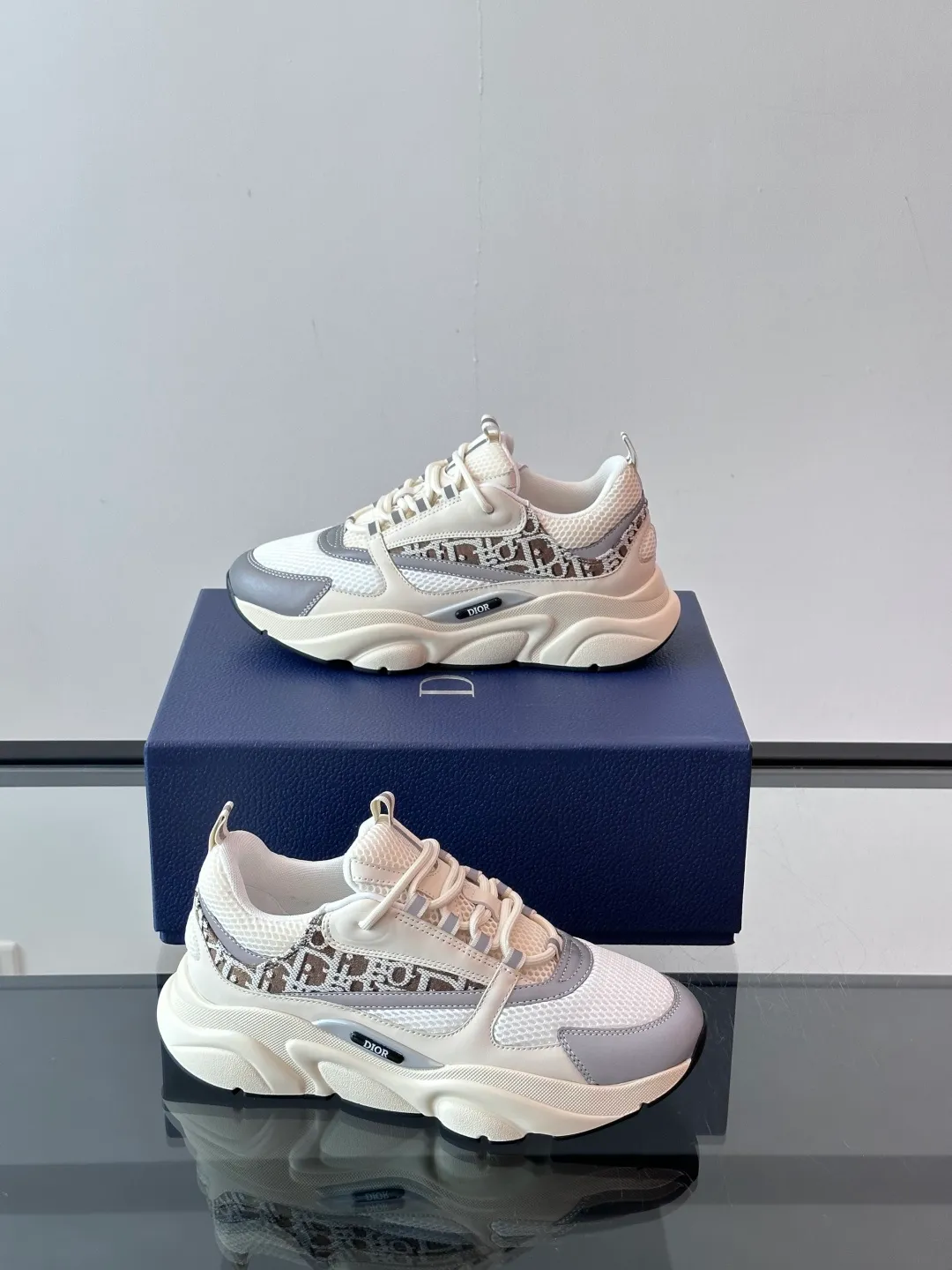 Factory price: 480💰 ◾️▫️Dior D®️ x 🆕 (high version) B22 men's jogging fashion sneakers, this single product draws inspiration from retro jogging shoes. It adopts a thick low-top design, with an upper made of black cow leather and mesh fabric, and a black and white engraved rubber sole. Black mesh fabric tongue and heel counters complement black laces, with an embossed "Di~r" logo embellishment on the side. These sneakers can be mixed and matched with a classic suit for a sporty chic look! Size: 39-45 (38, 46, 47 can be customized)